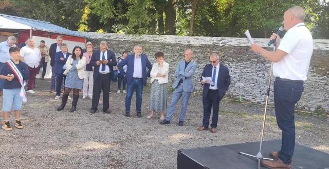 photo  éric rouillère, président de la fête de l’élevage et de la foire expo de candé au micro devant les autorités invitées.  &copy;  ouest-france 