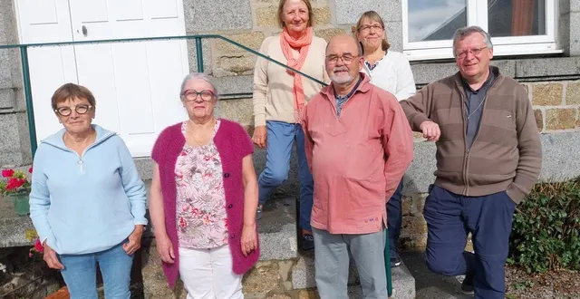 photo  à partir de la gauche : andrée fouqueray, représentant de l’union nationale de l’aide (una) et de l’hospitalité diocésaine ; thérèse maunoury, de l’aumônerie de l’hôpital ; nathalie de jacquelot de l’aide à domicile en milieu rural (admr) ; philippe auffret, diacre et responsable de l’hospitalité diocésaine ; véronique écherbault, aidante ; et le père christophe peschet, curé de la paroisse.  &copy;  ouest-france 