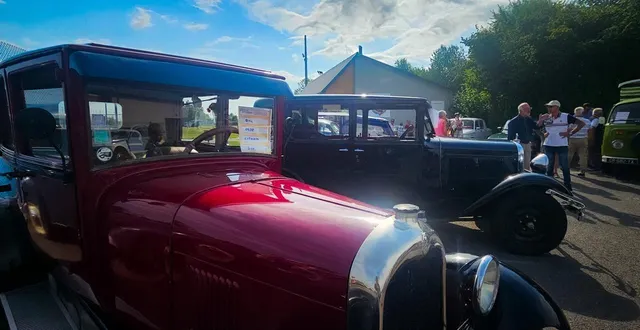 photo  les vieilles voitures de collection étaient de sortie : ici une citroën b14 de 1928 et juste derrière une citroën type c4 de 1932.  &copy;  ouest-france 