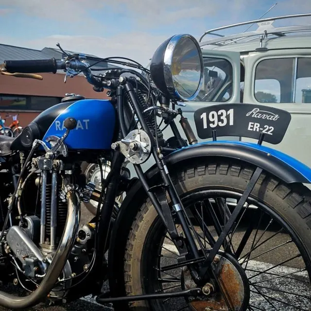 photo à sarceaux, motos et voitures de collection étaient de sortie, dimanche matin.  ©  ouest-france