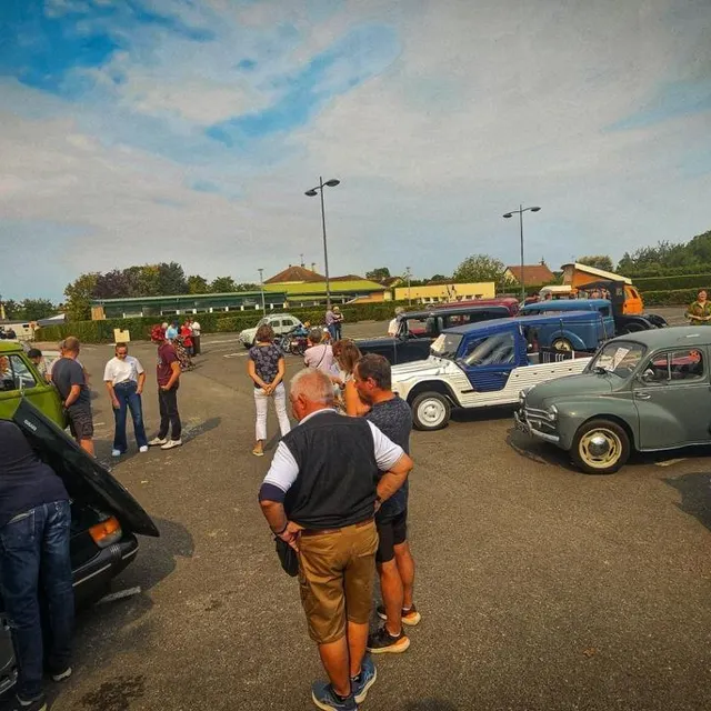photo les voitures de collection s’étaient donné rendez-vous à sarceaux, dimanche matin.  ©  ouest-france