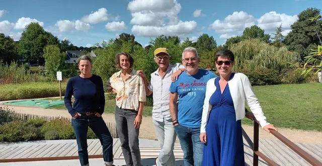 photo  de gauche à droite : anne rivereau, manon lebrun, benoit lebrun, jérôme bimier de l’association c’est par ici qu’ça se passe, et hélène bernugat.  &copy;  ouest-france 