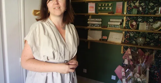 photo  sophie lesourd devant le rayon des bijoux de créateurs locaux  &copy;  ouest-france 