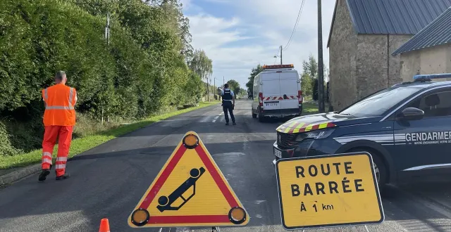 photo  sur la d4, la route est barrée dans les deux sens à 1km du bourg de parennes.  &copy;  ouest-france 