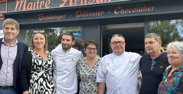 photo  plus de 300 personnes se sont déplacées pour assister à la passation de la boulangerie tabouret à briouze.  &copy;  ouest-france 
