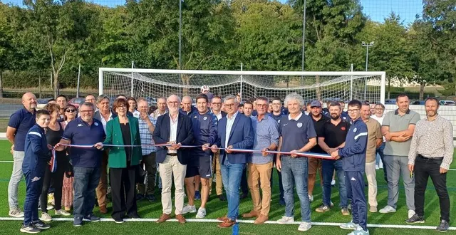 photo  l’inauguration du terrain toutes saisons a eu lieu en présence de jean-yves le bars, maire de bellevigne-en-layon ; dominique normandin, maire délégué de faye-d’anjou ; des élus ; de xavier merlet, secrétaire général du district de maine-et-loire de football ; des entreprises qui ont effectué le terrain et des nombreux supporters, dirigeants et accompagnateurs du fc layon.  &copy;  co 