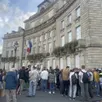 photo  bloquer les ronds-points et les grandes surfaces fait partie des idées qui émanent de la réunion publique devant la mairie d’alençon. près de 80 personnes étaient réunies lundi 8 septembre au soir, à l’heure où françois bayrou était contraint de démissionner de son poste après le vote de défiance des députés. 