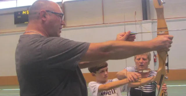 photo  mickaël (au premier plan) et benjamin décochent leurs flèches.  &copy;  ouest-france 