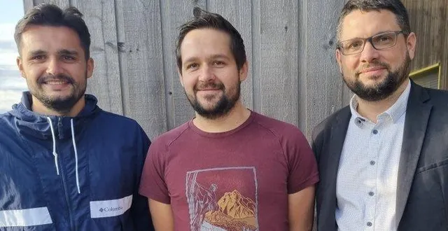 photo  les nouveaux enseignants du collège aux côtés d’anthony bourdin : bastien guillemat (à gauche) et bryce verneau (au centre).  &copy;  le maine libre 