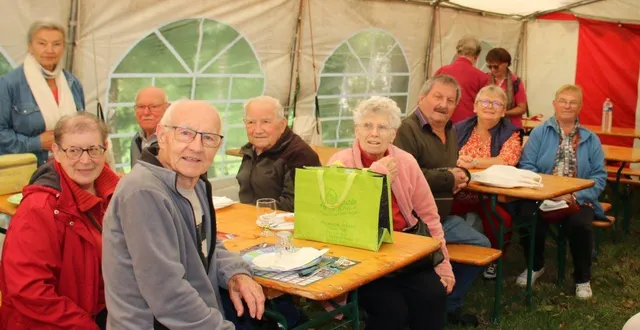 photo  nicole goumas, au centre, accompagnée de maryline sangleboeuf, présidente de générations mouvement local.  &copy;  le maine libre 