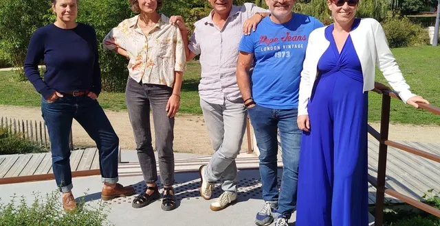 photo  de gauche à droite : anne rivereau, responsable de la médiathèque avec l’équipe de c’est par ici qu’ça se passe, composée de manon lebrun, benoit lebrun et jérôme bimier, aux côtés d’hélène bernugat adjointe déléguée à la culture, à la communication et au dialogue citoyen.  &copy;  co 