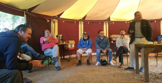 photo  le maire, jérôme foyer, debout sous la tente du tiers-lieu des varennes, apporte des réponses aux habitants lors du café des élus, samedi 6 septembre.  &copy;  co 