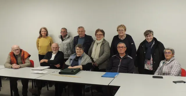 photo  les membres du club informatique sont réunis autour de leur président christian couineau.  &copy;  co 