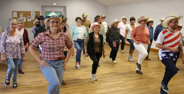 photo  les adhérents de buffalo friend’s profitent d’un cours d’initiation country, animé par anthony hubert, (à droite), accompagné de cécile dupont, (à gauche).  &copy;  ouest-france 