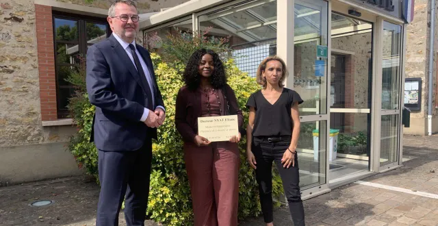 photo  naïma amrane-henriette, adjointe au maire en charge de la démographie médicale, a accueilli la nouvelle praticienne, dr éliane nyat : « c’est une très bonne nouvelle pour les habitants. » yves-marie hervé, maire, reconnaît de son côté : « c’est une aventure au long cours de faire venir un praticien dans une commune. » le dr éliane nyat vient de s’installer au pôle santé changéen. elle consultera, à partir du 15 septembre, les lundi, mardi, jeudi et vendredi. pour prendre rendez-vous, appeler le secrétariat médical au 02 43 40 16 36, des créneaux de consultation sont encore disponibles. la doctoresse s’enthousiasme : « ce qui m’a rassurée, c’est de travailler en communauté médicale, je ne serai pas seule. »  &copy;  ouest-france 