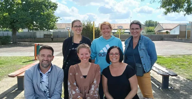 photo  les membres de l’équipe pédagogique de l’école auguste-renoir. de gauche à droite, en premier plan, emmanuel grolier, mélanie lang et aurore landais. deuxième plan, marion verglas, claire madec et sandra linais.  &copy;  ouest-france 