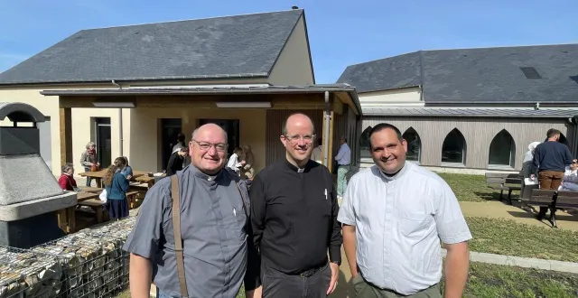 photo  le curé pierre-yves émile (au centre) avec son prédécesseur édouard léger (à gauche) et le père pierrick harivel.  &copy;  ouest-france 