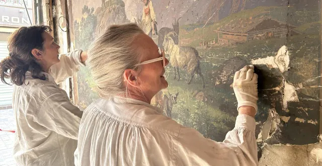 photo  rue des minimes, au mans, katia renvoisé et anne barkhausen tenter de sauver une fresque longtemps cachée dans un commerce.  &copy;  ouest-france 