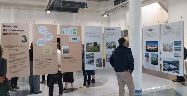 photo  de nombreux panneaux exposent les différentes façons de repenser l’organisation et l’occupation des villes  &copy;  ouest-france 