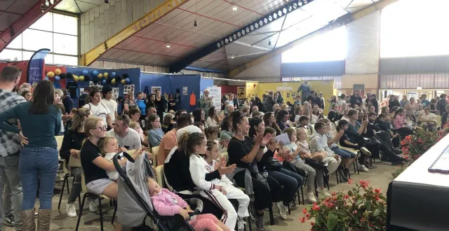 photo  le public n’a pas perdu une miette des présentations successives, de danse, majorettes, gym, et tous les sports et activités socioculturelles que l’on peut pratiquer à l’aigle…  &copy;  ouest-france 