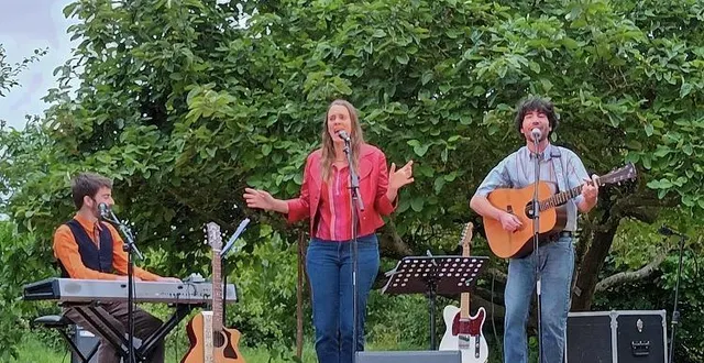 photo  la compagnie du diamant, composée du pianiste goulven christien, de la chanteuse aurélie deberge et du guitariste hugo heyman, donnera son spectacle an « art de vivre » mis en scène par carole rivière, vendredi et samedi soir dans 2 jardins de résidents de la commune.  &copy;  compagnie du diamant 