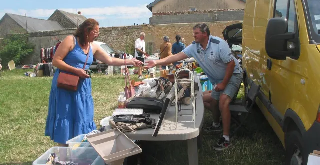 photo  quelques bonnes affaires ont été réalisées au vide-greniers.  &copy;  ouest-france 