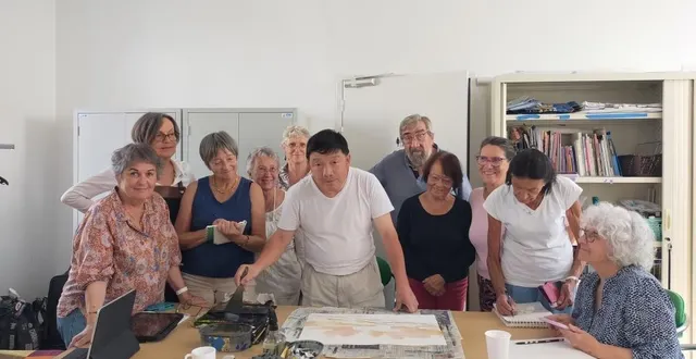 photo  les stagiaires de l’aquatelier, avec au centre l’aquarelliste  cao bei an et à gauche élisabeth labbé, présidente de l’association.  &copy;  ouest-france 