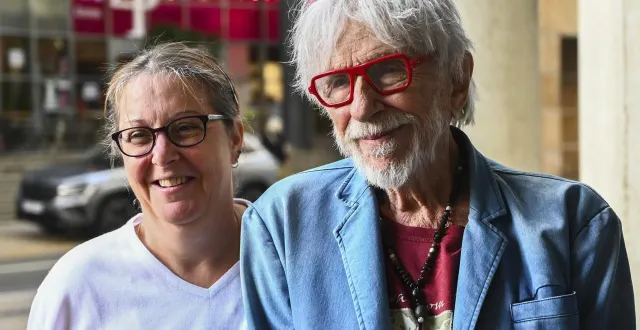 photo  pierre richard a rencontré quelques fans devant les locaux d’ici maine, en centre-ville du mans.  &copy;  le maine libre - denis lambert 