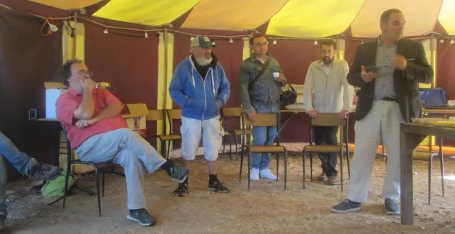 photo  jérôme foyer maire de mûrs-érigné, debout à droite, répond aux questions des habitants du quartier des varennes.  &copy;  ouest-france 