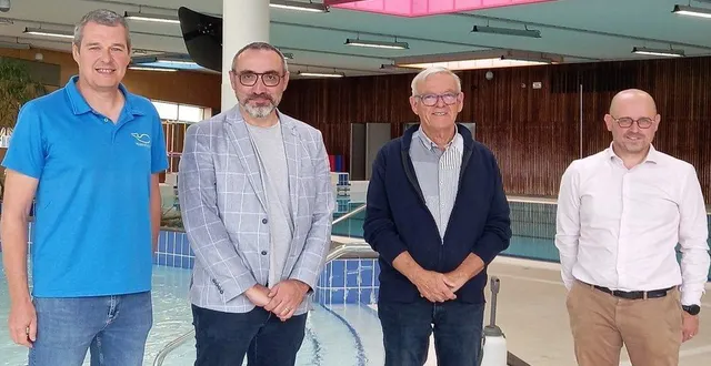 photo  xavier coterel, directeur de la baleine bleue, à gauche, avec les élus daniel vicente, adjoint en charge des sports, du numérique et de la citoyenneté, dominique bréjeon, maire, et françois chevreux, directeur du secteur enfance, éducation et sport.  &copy;  ouest-france 