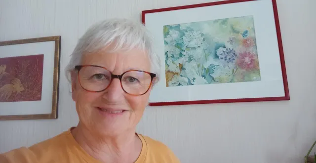 photo  chantal saulnier devant ses œuvres.  &copy;  co 