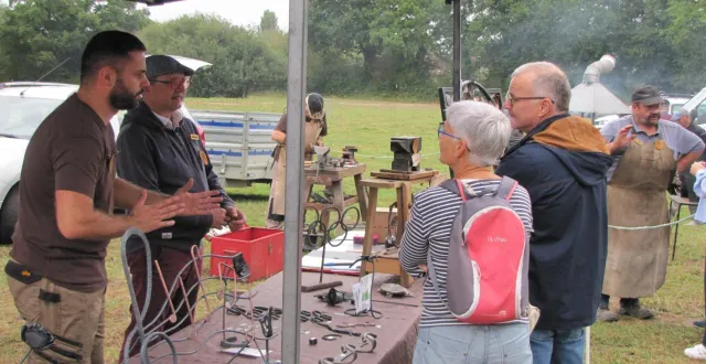 photo  la forge d’arthezé a fait une halte au marché bio de malicorne, fin août. simon lejeune (à gauche), président de l’association, accompagné de sylvain poirrier, membre et maire d’arthezé, était venu avec son équipe de forgerons afin d’exposer un savoir-faire unique. la forge, située dans la rue principale, sera ouverte lors des journées du patrimoine le 21 septembre où elle proposera des initiations pour petits et grands avec toute la sécurité nécessaire au maniement du marteau et proposera à la vente des confections, telles qu’un fer à cheval…  &copy;  ouest-france 