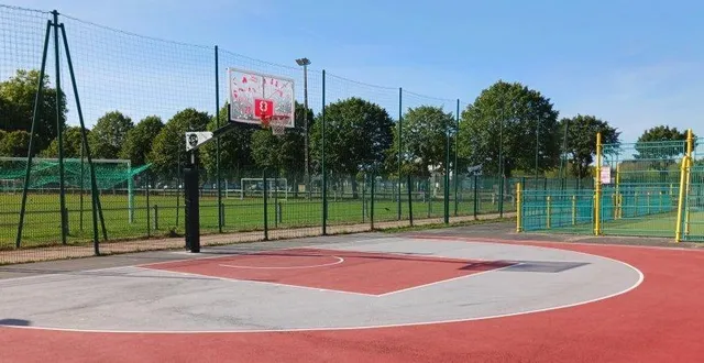 photo  le terrain de basket 3x3 a été installé près du city parc.  &copy;  ouest-france 