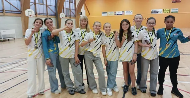 photo  l’équipe filles handball des moins de 13 est championne de sarthe et vainqueure de la coupe sarthe.  &copy;  ouest-france. 