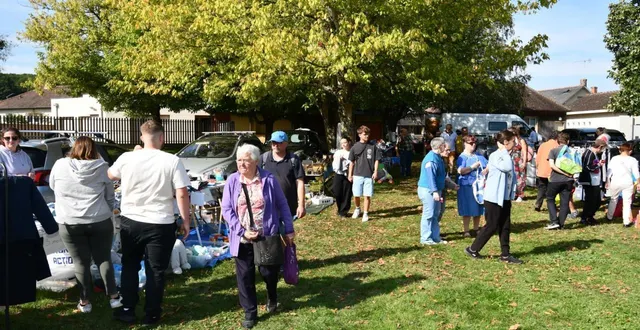 photo  beaucoup de monde sur la plaine de loisirs.  &copy;  le maine libre 