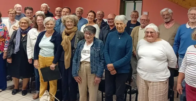photo  la chorale harmonia autour de pauline pelosi au milieu avec le pull blanc.  &copy;  le maine libre 