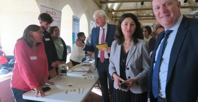 photo  christine terres, secrétaire générale de la préfecture, samuel chevallier, conseiller départemental, président de la commission insertion et logement, et dominique le mèner, président du conseil départemental, ont fait le tour des 300 professionnels d’aide à l’insertion.  &copy;  ouest-france 
