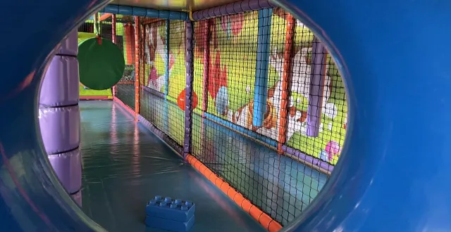 photo  la structure de jeux du parc super kid a été posée fin août.  &copy;  ouest-france 