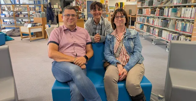 photo  pierre ouvrard, maire de mayet (sarthe), stéphanie denizé, agente de la médiathèque, et nathalie jarrossay, adjointe, ont présenté un bel agenda culturel.  &copy;  ouest-france 
