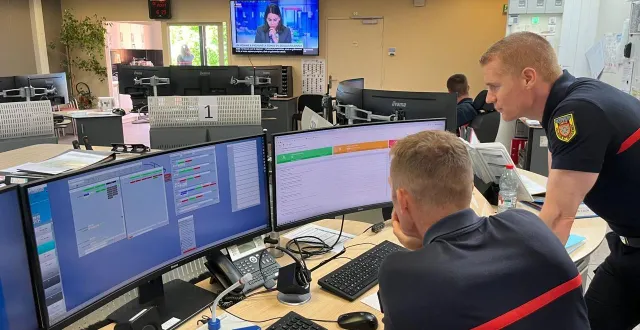 photo  le capitaine castelain (à droite) est le chef du cta-codis, le centre de traitement de l’alerte au sein du centre opérationnel départemental d’incendie et de secours.  &copy;  ouest-france 