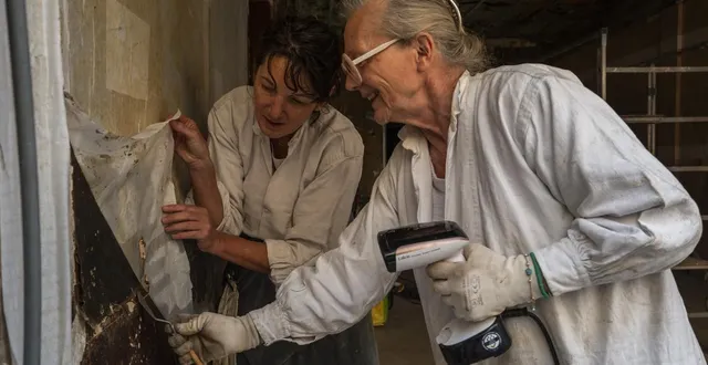 photo  les deux artisanes sont à pied d’œuvre pour retirer la fresque sans trop l’endommager.  &copy;  le maine libre - denis lambert 
