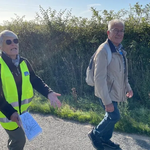 photo catherine, une habitante de la flèche, pousse à la roue pour que son groupe de marcheurs ne prenne pas de retard.  ©  le maine libre - louis gohin