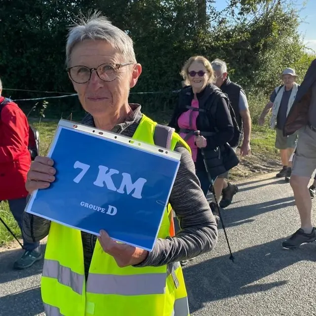 photo plusieurs parcours sont proposés, de 5 à 15 kilomètres, selon les préférences des participants. des bénévoles encadrent la marche, par petits groupes.  ©  le maine libre - louis gohin