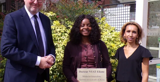 photo  yves-marie hervé et naïma amrane-henriette entourent la nouvelle docteure, éliane nyat.  &copy;  le maine libre 