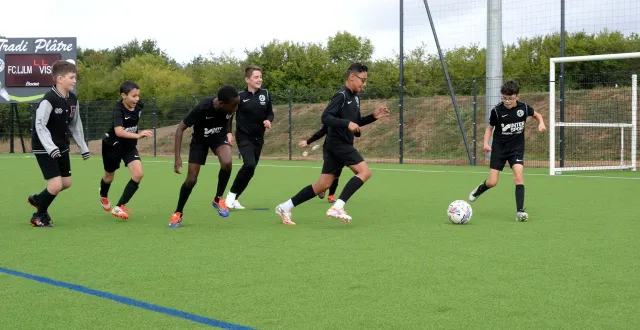 photo  les jeunes du fcljlm vont s’en donner à cœur joie sur le synthétique innovant de st-léger-de-linières.  &copy;  co - jérôme hurstel 