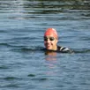 photo gabriel guérin profite d’une compétition en eau libre pour s’amuser et travailler l’endurance.