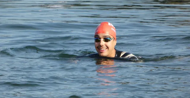 photo  gabriel guérin profite d’une compétition en eau libre pour s’amuser et travailler l’endurance.  &copy;  le maine libre 