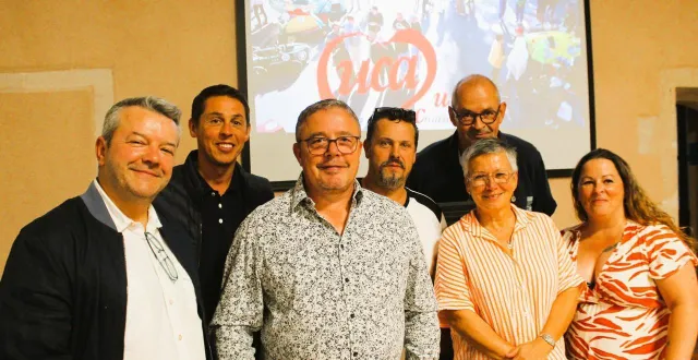 photo  stanislas richard (au centre, en chemise), entouré de fabienne et éric morel (à droite, en lunettes), aux côtés des membres du bureau.  &copy;  le maine libre 