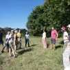 photo  une partie du collectif tous à l’œuvre en visite au jardin petit rond, à changé (sarthe). 