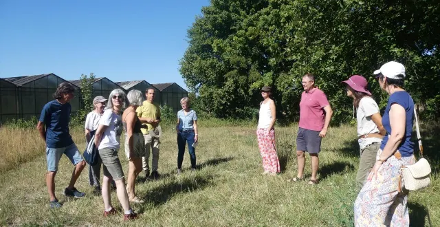 photo  une partie du collectif tous à l’œuvre en visite au jardin petit rond, à changé (sarthe).  &copy;  ouest-france 